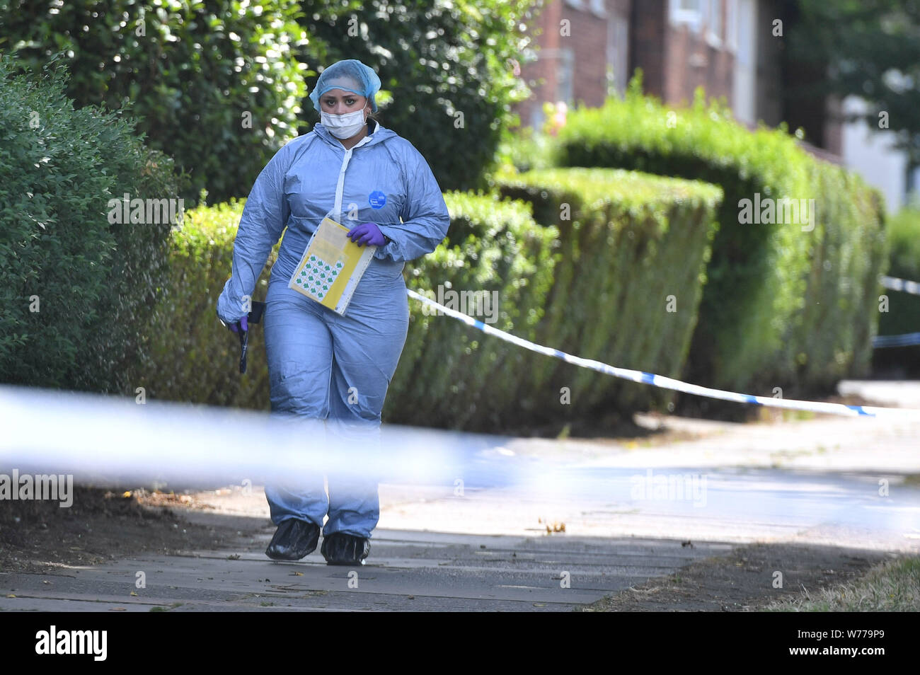 Forensic ufficiali nei giardini Waltheof in Tottenham, nord di Londra dopo un 89-anno-vecchia donna è stato trovato ucciso nella sua propria casa. Foto Stock