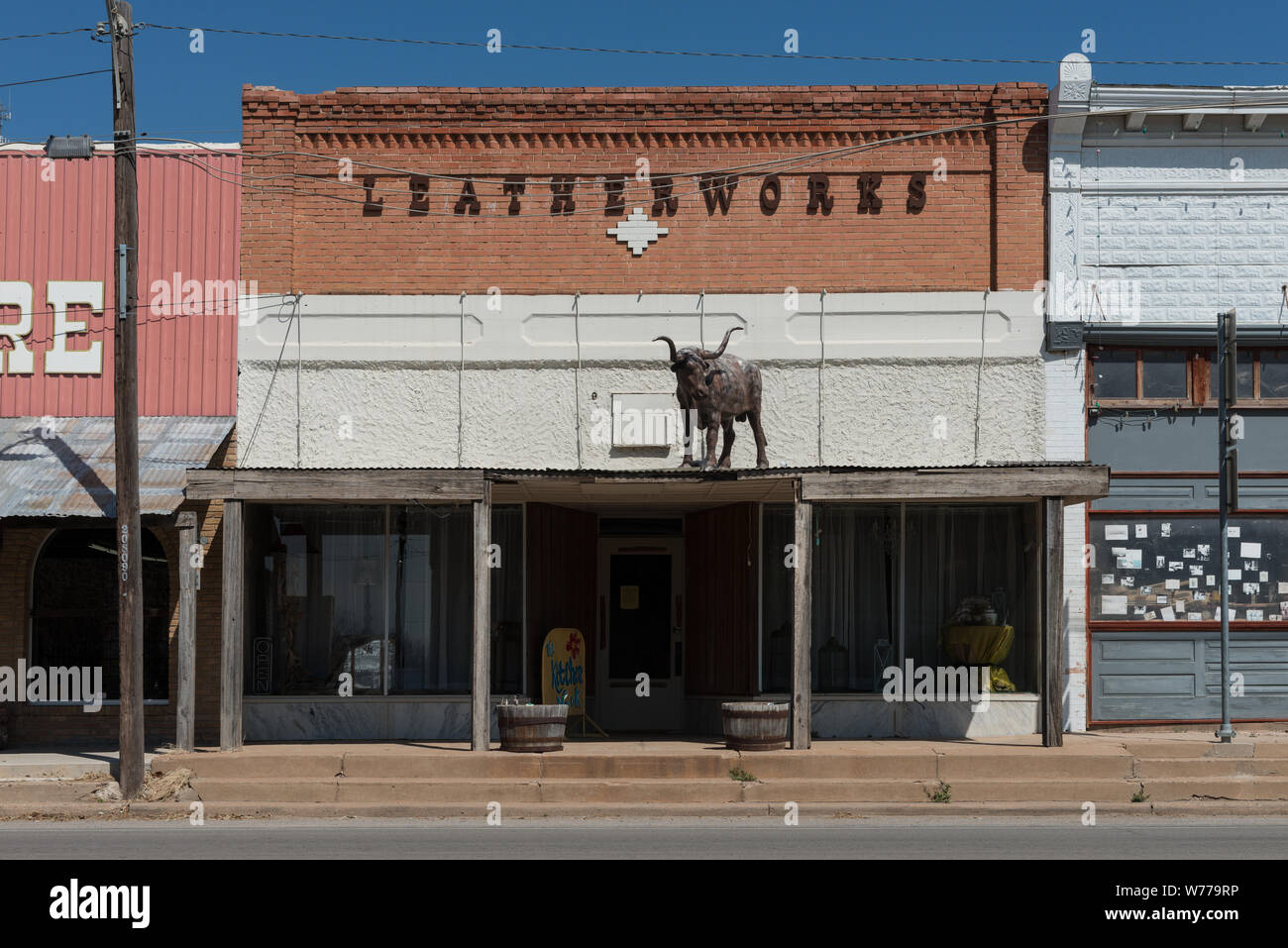 Un negozio di cuoio con un distintivo simbolo di pubblicità sul tetto della sua tettoia nel centro cittadino di Santa Anna, una cittadina nella contea di Coleman nel Texas Centrale descrizione fisica: 1 Foto : Digital, file TIFF a colori. Note: titolo, data e parole chiave sulla base di informazioni fornite dal fotografo.; dono; la collina di Lyda Foundation; 2014; (DLC/PP-2014:054).; fa parte di: Lyda Hill Texas raccolta di fotografie in Carol M. Highsmith America del progetto in Carol M. Highsmith Archivio.; Foto Stock