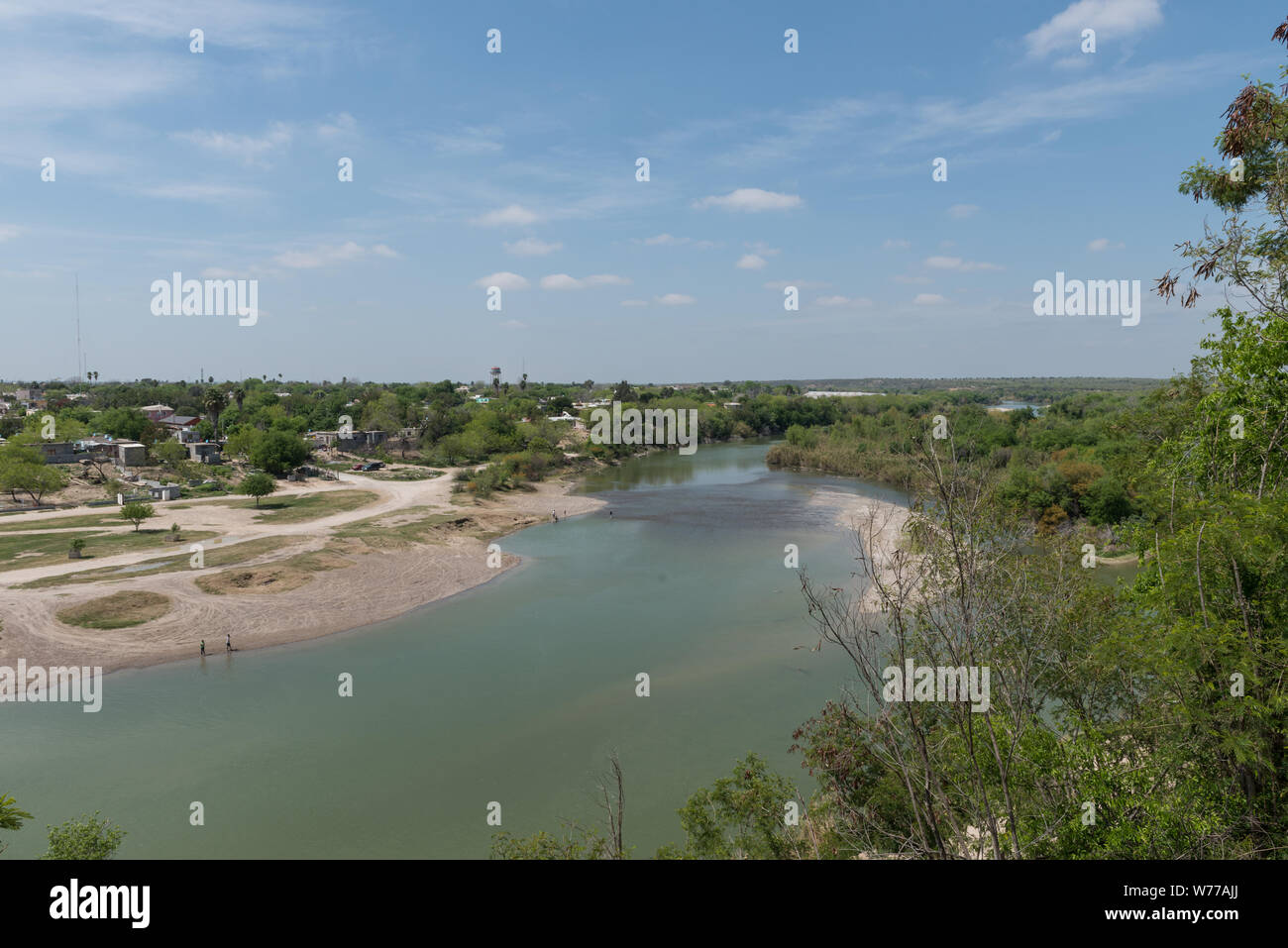 Uno sguardo al Messico da scogliere al di sopra di Roma, una piccola ma storica città lungo il fiume Rio Grande in Starr County, Texas descrizione fisica: 1 Foto : Digital, file TIFF a colori. Note: titolo, data e parole chiave sulla base di informazioni fornite dal fotografo.; dono; la collina di Lyda Foundation; 2014; (DLC/PP-2014:054).; fa parte di: Lyda Hill Texas raccolta di fotografie in Carol M. Highsmith America del progetto in Carol M. Highsmith Archivio.; Foto Stock