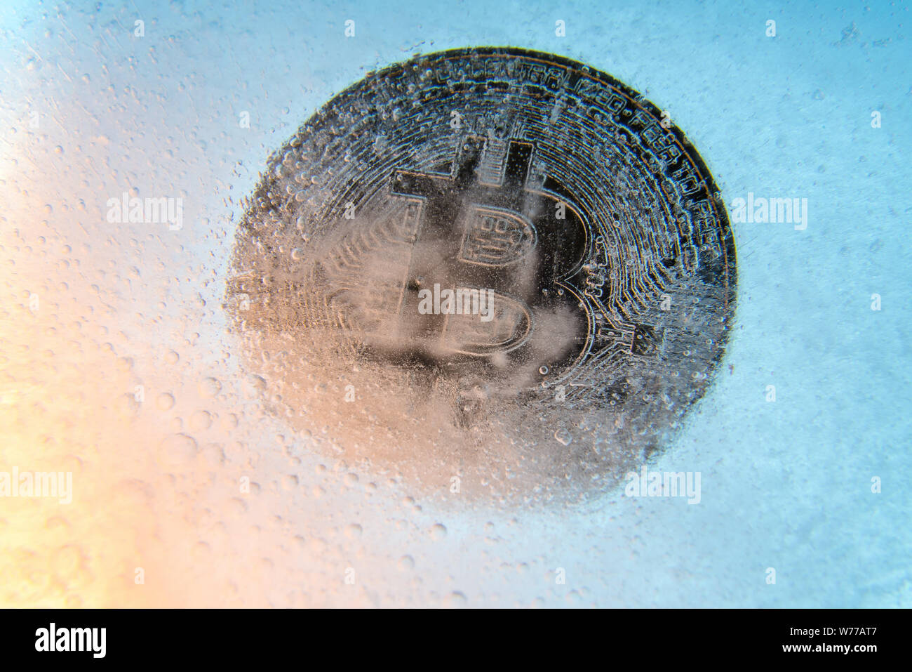 Argento Bitcoin, bit moneta online moneta digitale congelati nel blu ghiaccio. Concetto di catena di blocco, crypto crash del mercato. Congelati crypto denaro, depreciatio Foto Stock