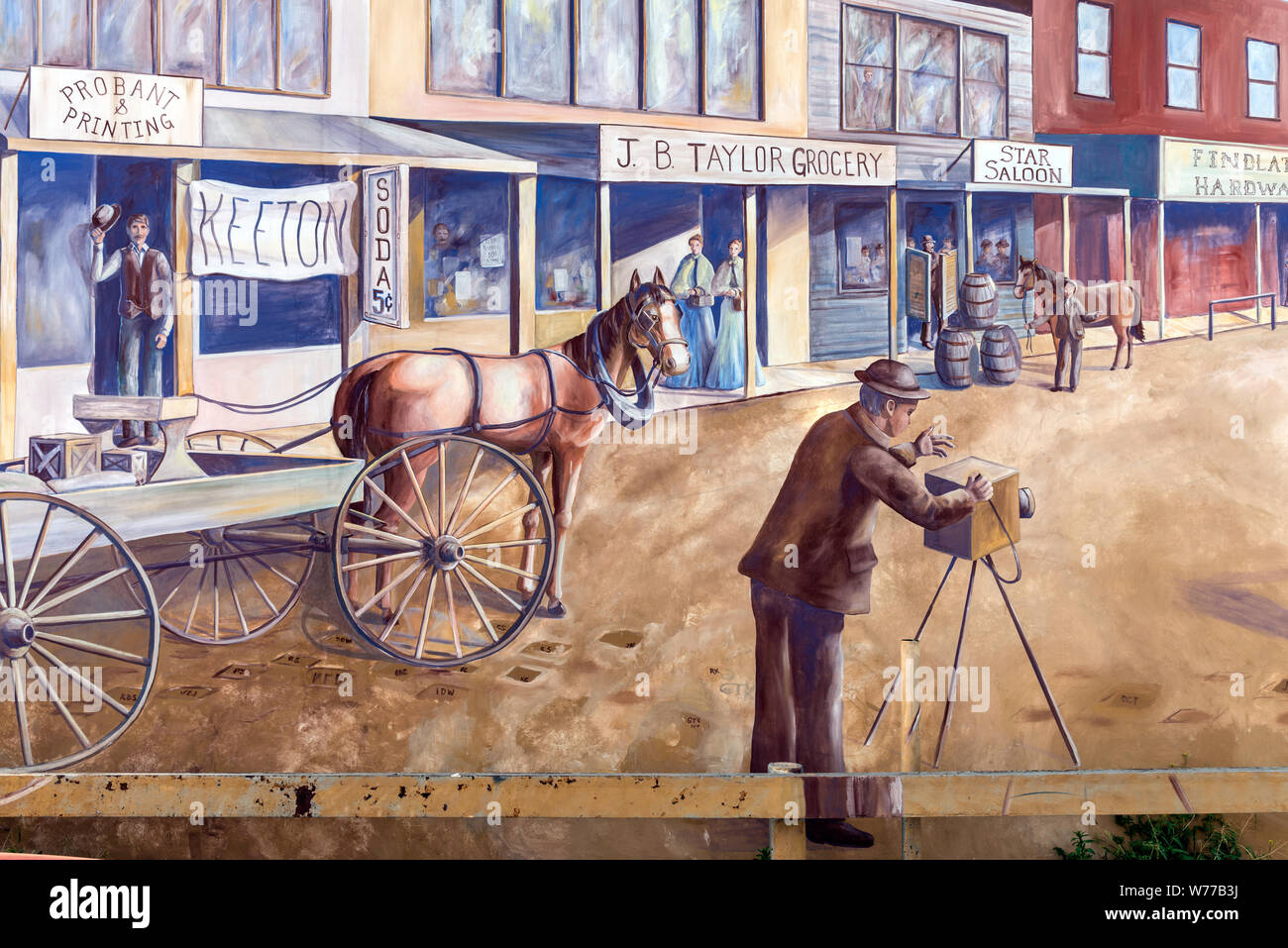 Un murale, completata nel 2005, raffiguranti fotografo M.C. Ragsdale, le riprese di una scena lungo il blocco 200 del Sud Chadbourne Street di San Angelo, la sede di Tom Green County, Texas descrizione fisica: 1 Foto : Digital, file TIFF a colori. Note: titolo, data e parole chiave sulla base di informazioni fornite dal fotografo.; dono; la collina di Lyda Foundation; 2014; (DLC/PP-2014:054).; fa parte di: Lyda Hill Texas raccolta di fotografie in Carol M. Highsmith America del progetto in Carol M. Highsmith Archivio.; murale artista: nome non dato.; Foto Stock