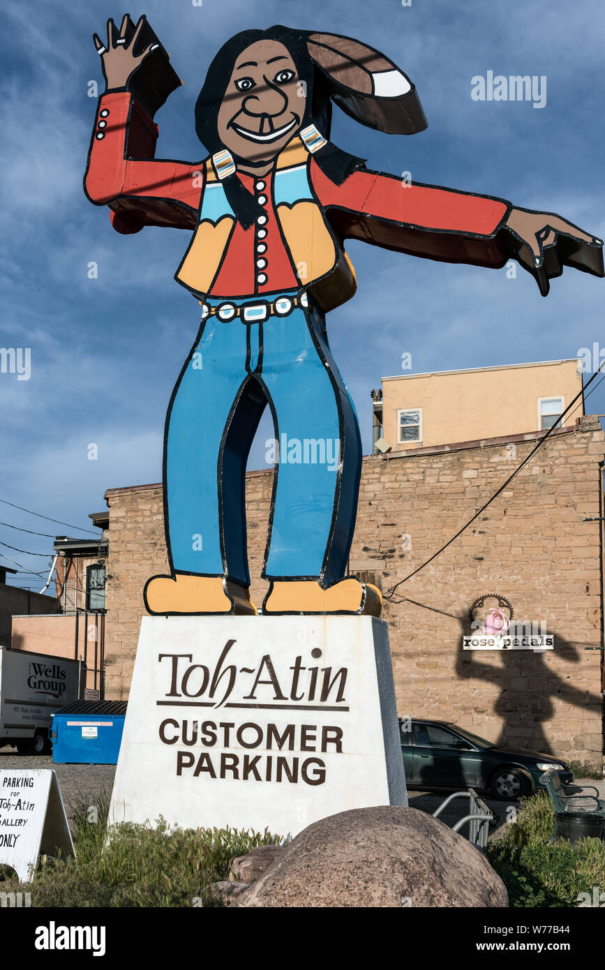 Una non del tutto-lusinghiero caricatura di un indiano americano che serve come un cartello pubblicitario per il Toh-Atin Galleria d'Arte a Durango Colorado descrizione fisica: 1 Foto : Digital, file TIFF a colori. Note: Acquisto; Carol M. Highsmith fotografia, Inc.; 2015; (DLC/PP-2015:068).; fa parte di: cancelli frontiere fondo raccolta Colorado entro il carol M. Highsmith Archivio.; Foto Stock