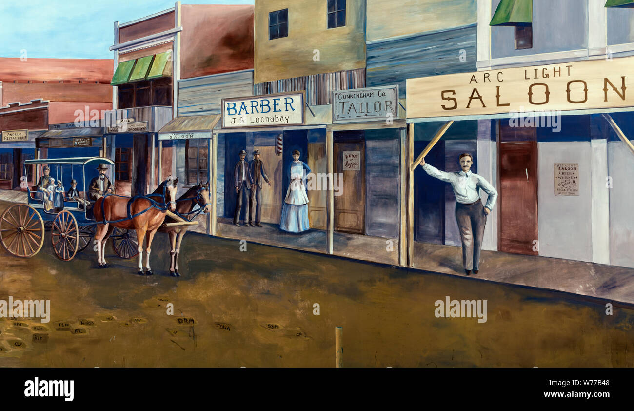 Un murale, completata nel 2005, raffigurante una scena lungo il blocco 200 del Sud Chadbourne Street di San Angelo, la sede di Tom Green County, Texas descrizione fisica: 1 Foto : Digital, file TIFF a colori. Note: titolo, data e parole chiave sulla base di informazioni fornite dal fotografo.; dono; la collina di Lyda Foundation; 2014; (DLC/PP-2014:054).; fa parte di: Lyda Hill Texas raccolta di fotografie in Carol M. Highsmith America del progetto in Carol M. Highsmith Archivio.; murale artista: nome non dato.; Foto Stock