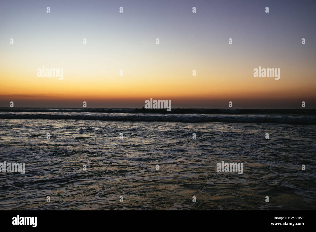 Arancione brillante tramonto tropicale sull'oceano Foto Stock