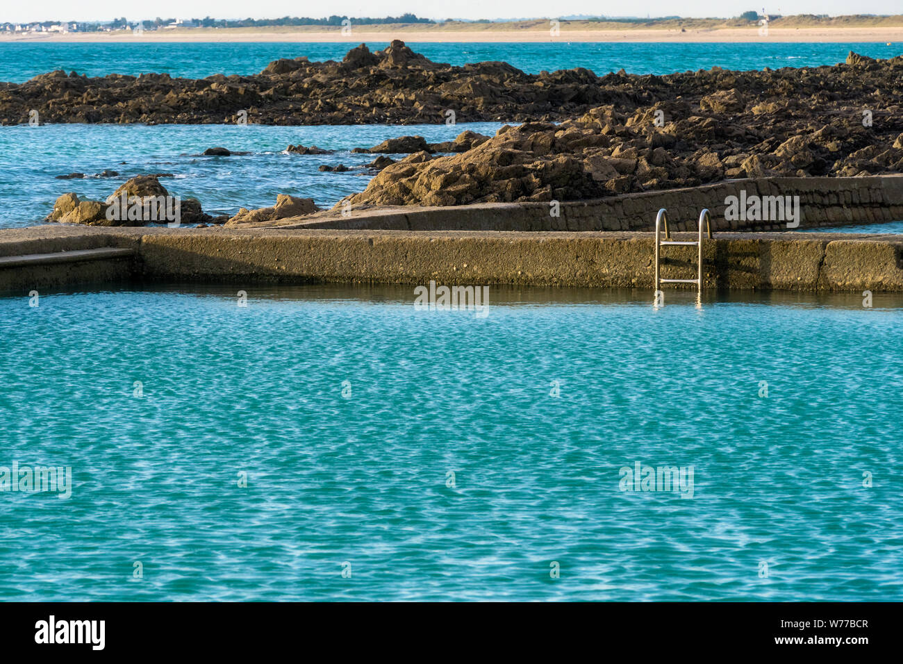 Piscina con acqua di mare al tramonto in estate. Deep aqua o acque turchesi e copia dello spazio. Granville, Francia. Foto Stock
