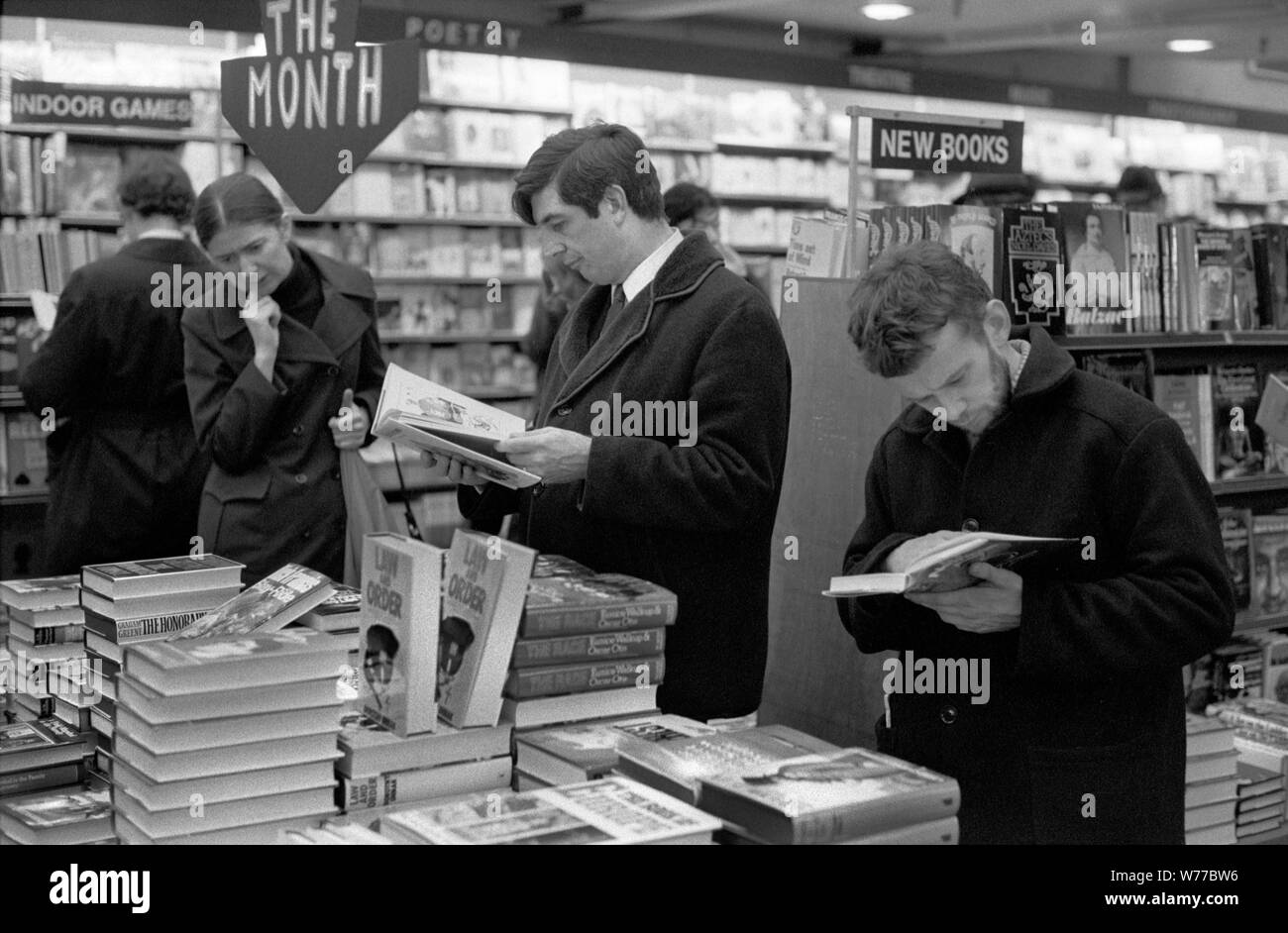 shopping degli anni '1970 affollato negozio di libri persone che navigano, comprano decidono quale libro acquistare. 70s Inghilterra HOMER SYKES Foto Stock