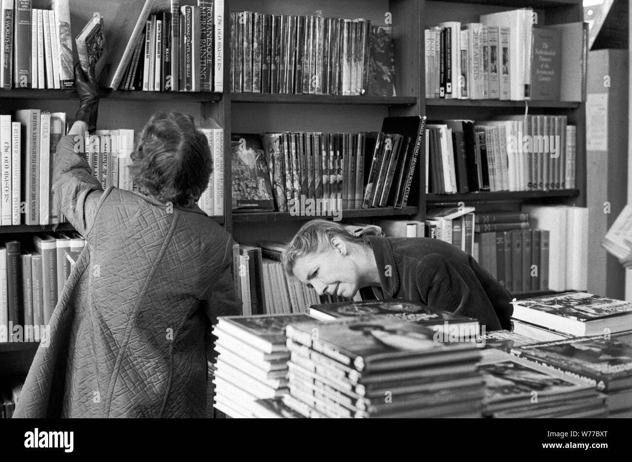 1970 shopping Inghilterra. Donne in una libreria, la gente che naviga selezionando libri affollato occupato Londra libri negozi 70s UK HOMER SYKES Foto Stock