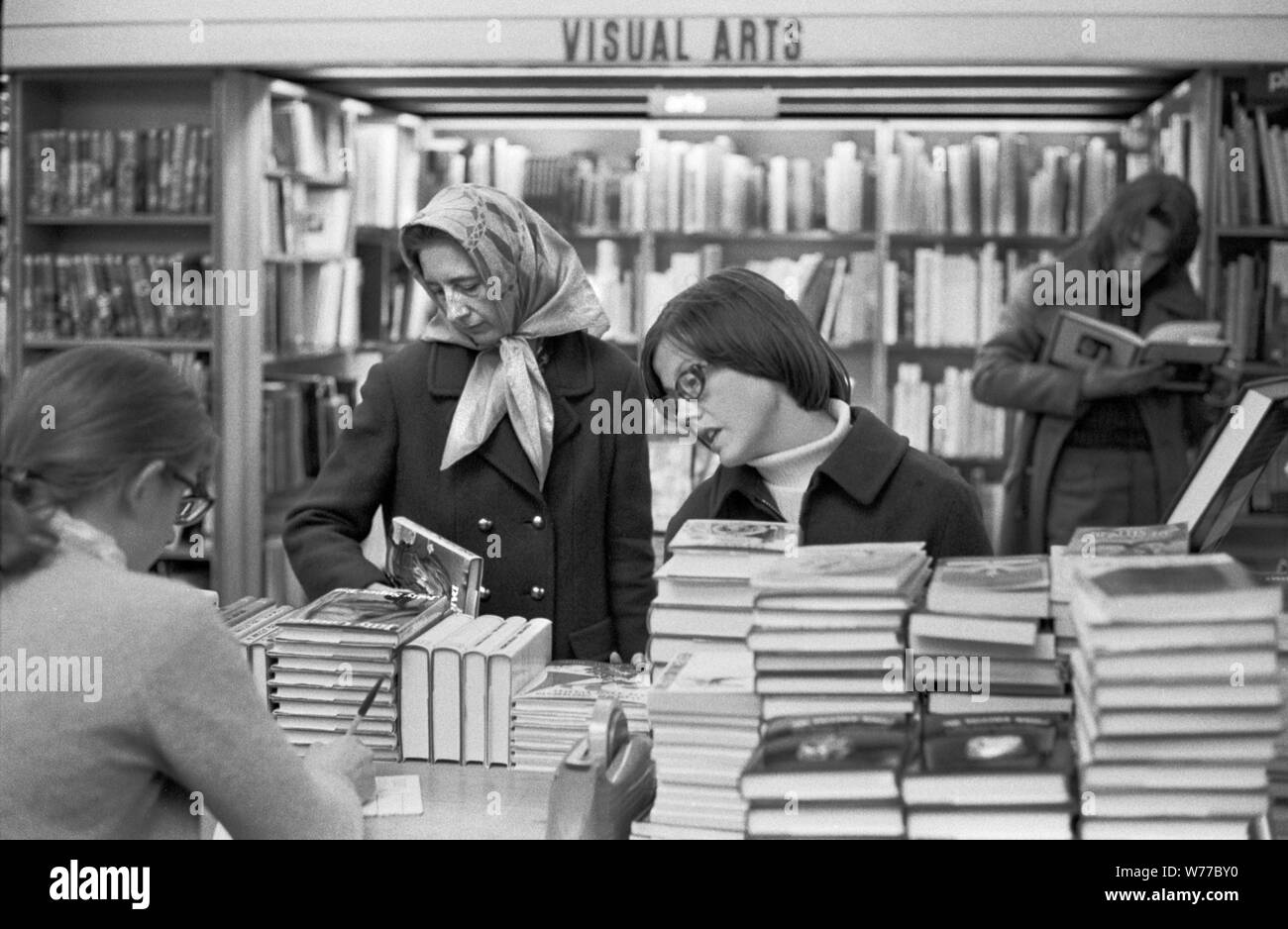 1970 shopping, donne in un negozio di libri gente che naviga selezionando libri affollato occupato Londra libreria anni 70 Regno Unito OMERO SYKES Foto Stock