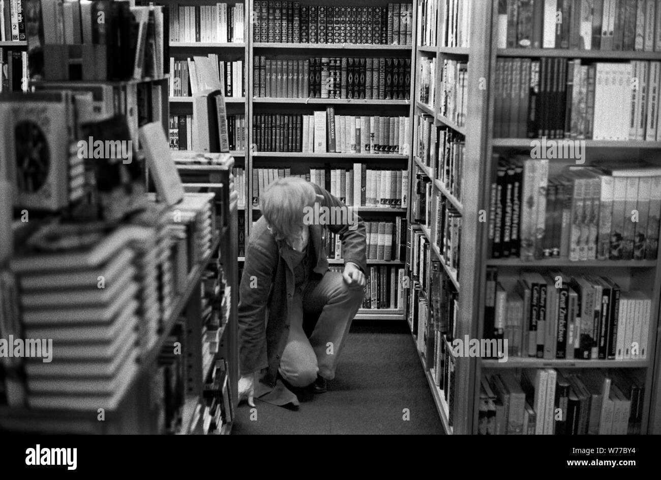 Anni Settanta negozi di libri di persone la navigazione selezionando libri affollata trafficata London book shop 70S UK HOMER SYKES Foto Stock