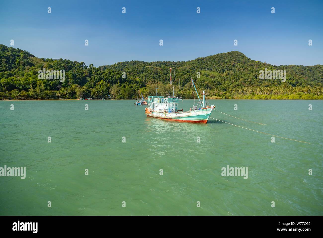 Abbandonata la nave in acqua, accanto al molo Tarnmayom. Costa orientale di Koh Chang island. Foto Stock