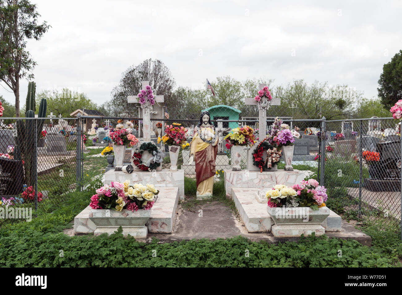Un piccolo cimitero di Los Ebanos, un piccolo insediamento denominato per l'ebano alberi che una volta che è cresciuto in profusione qui lungo il fiume Rio Grande in Hidalgo County, Texas descrizione fisica: 1 Foto : Digital, file TIFF a colori. Note: titolo, data e parole chiave sulla base di informazioni fornite dal fotografo.; dono; la collina di Lyda Foundation; 2014; (DLC/PP-2014:054).; fa parte di: Lyda Hill Texas raccolta di fotografie in Carol M. Highsmith America del progetto in Carol M. Highsmith Archivio.; Foto Stock