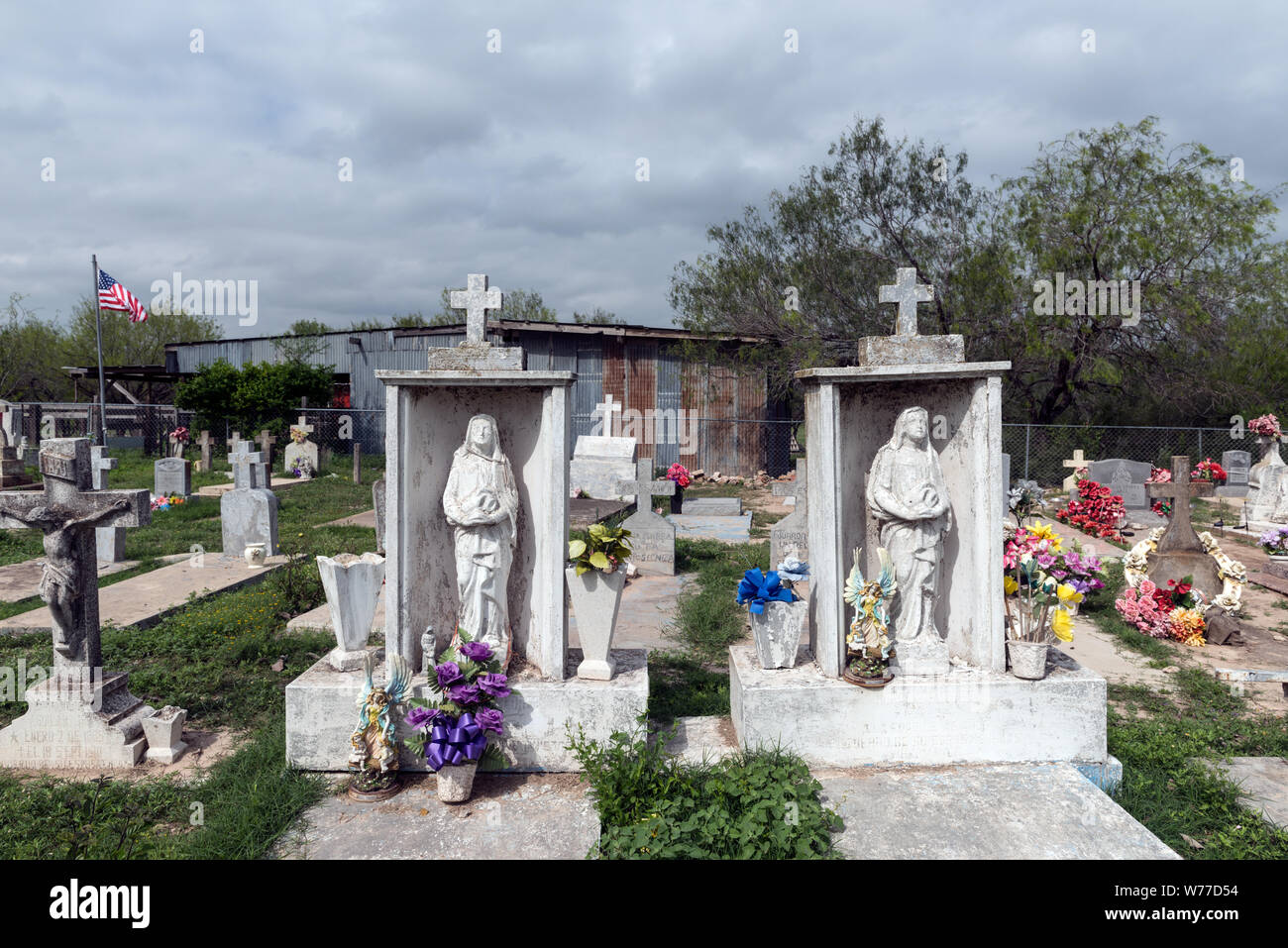 Un piccolo cimitero di Los Ebanos, un piccolo insediamento denominato per l'ebano alberi che una volta che è cresciuto in profusione qui lungo il fiume Rio Grande in Hidalgo County, Texas descrizione fisica: 1 Foto : Digital, file TIFF a colori. Note: titolo, data e parole chiave sulla base di informazioni fornite dal fotografo.; dono; la collina di Lyda Foundation; 2014; (DLC/PP-2014:054).; fa parte di: Lyda Hill Texas raccolta di fotografie in Carol M. Highsmith America del progetto in Carol M. Highsmith Archivio.; Foto Stock