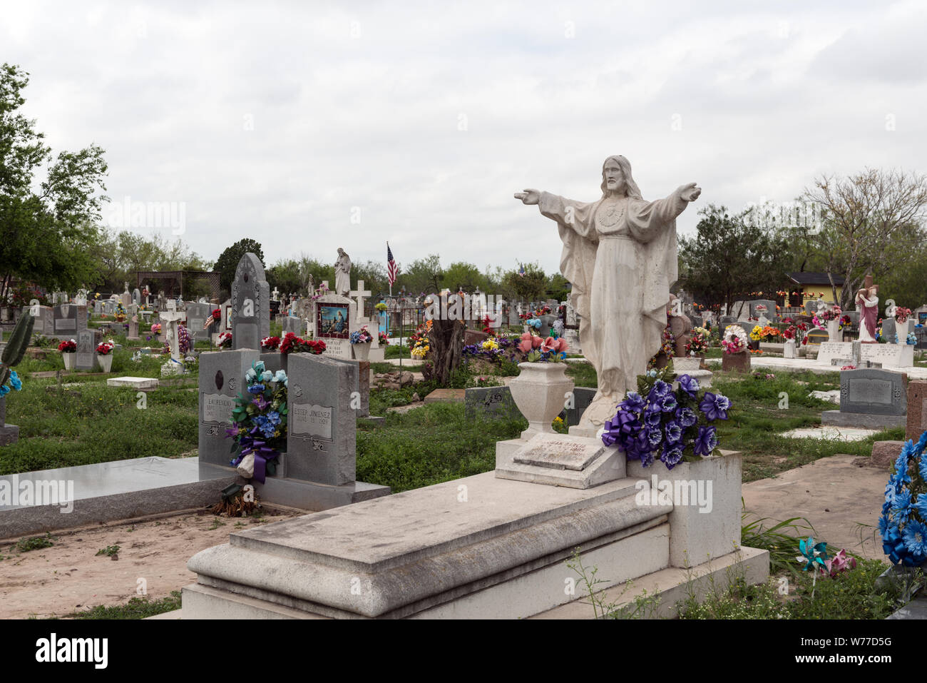 Un piccolo cimitero di Los Ebanos, un piccolo insediamento denominato per l'ebano alberi che una volta che è cresciuto in profusione qui lungo il fiume Rio Grande in Hidalgo County, Texas descrizione fisica: 1 Foto : Digital, file TIFF a colori. Note: titolo, data e parole chiave sulla base di informazioni fornite dal fotografo.; dono; la collina di Lyda Foundation; 2014; (DLC/PP-2014:054).; fa parte di: Lyda Hill Texas raccolta di fotografie in Carol M. Highsmith America del progetto in Carol M. Highsmith Archivio.; Foto Stock