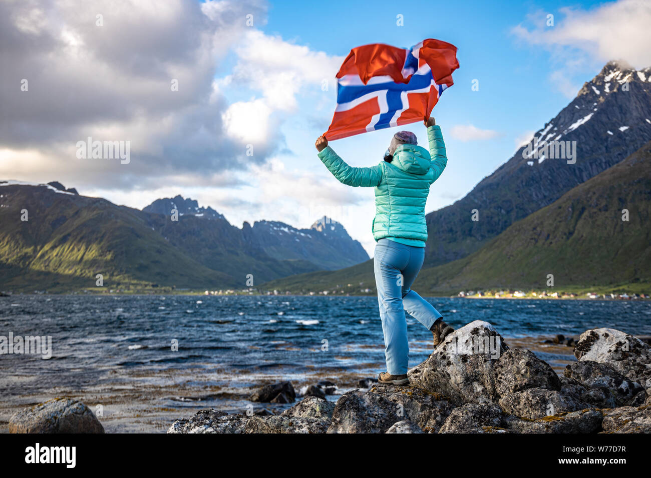 Donna con una sventola bandiera della Norvegia sullo sfondo della natura Foto Stock