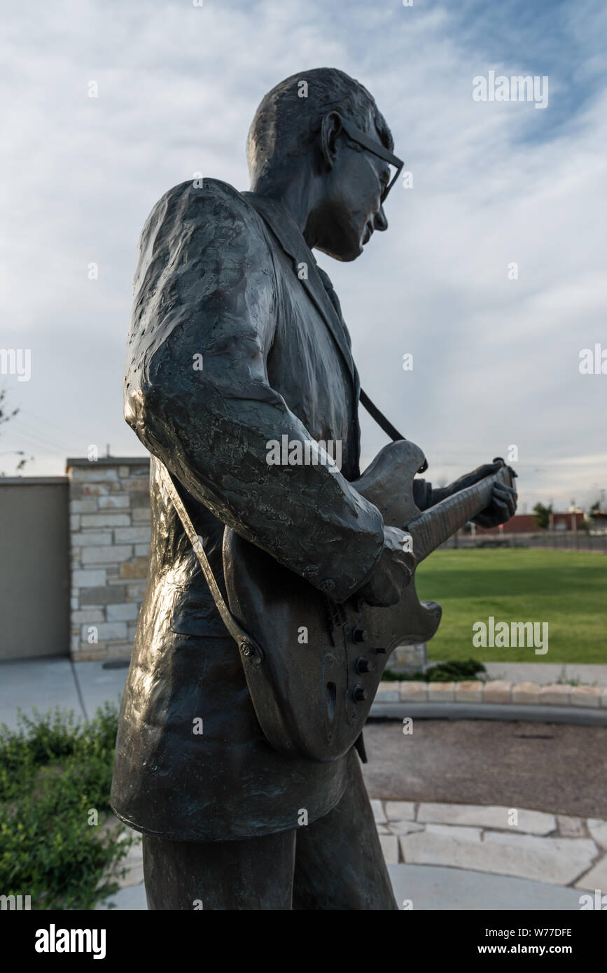 Una statua del rock'n' roll legend Buddy Holly, il fulcro di una walk of fame che onora gli altri West Texas musicisti in Holly la città natale di Lubbock, Texas descrizione fisica: 1 Foto : Digital, file TIFF a colori. Note: Scultore: Concessione di velocità (fonte: lubbockonline, 2014); fa parte di: Lyda Hill Texas raccolta di fotografie in Carol M. Highsmith America del progetto in Carol M. Highsmith Archivio.; attraversata la strada si trova un museo dedicato a Holly, nato Charles Hardin Holley, è stato ucciso insieme a cantanti Richie Valens e Big Bopper Richardson in un incidente aereo nel 1959. La vigilia Foto Stock