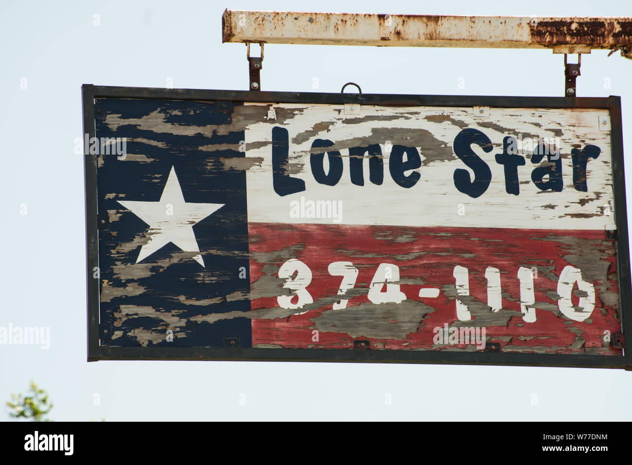 Un vestito di stracci pubblicità segno che prese in prestito il motivo del Texas State Lone Star flag descrizione fisica: 1 Foto : Digital, file TIFF a colori. Note: titolo, data e parole chiave sulla base di informazioni fornite dal fotografo.; dono; la collina di Lyda Foundation; 2014; (DLC/PP-2014:054).; fa parte di: Lyda Hill Texas raccolta di fotografie in Carol M. Highsmith America del progetto in Carol M. Highsmith Archivio.; Foto Stock