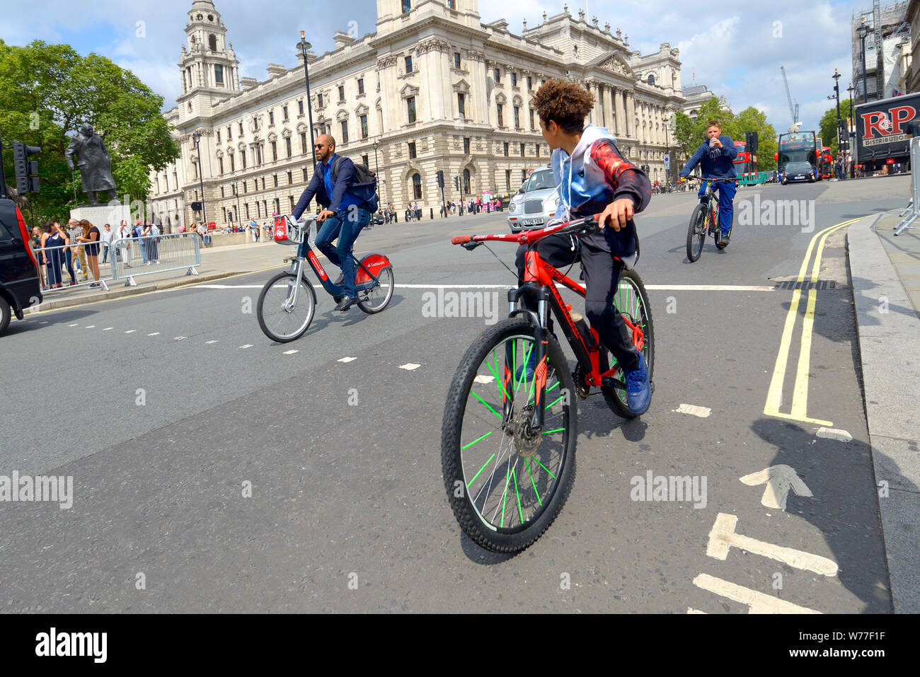 Londra, Inghilterra, Regno Unito. Ragazzi e un uomo in bicicletta in piazza del Parlamento Foto Stock