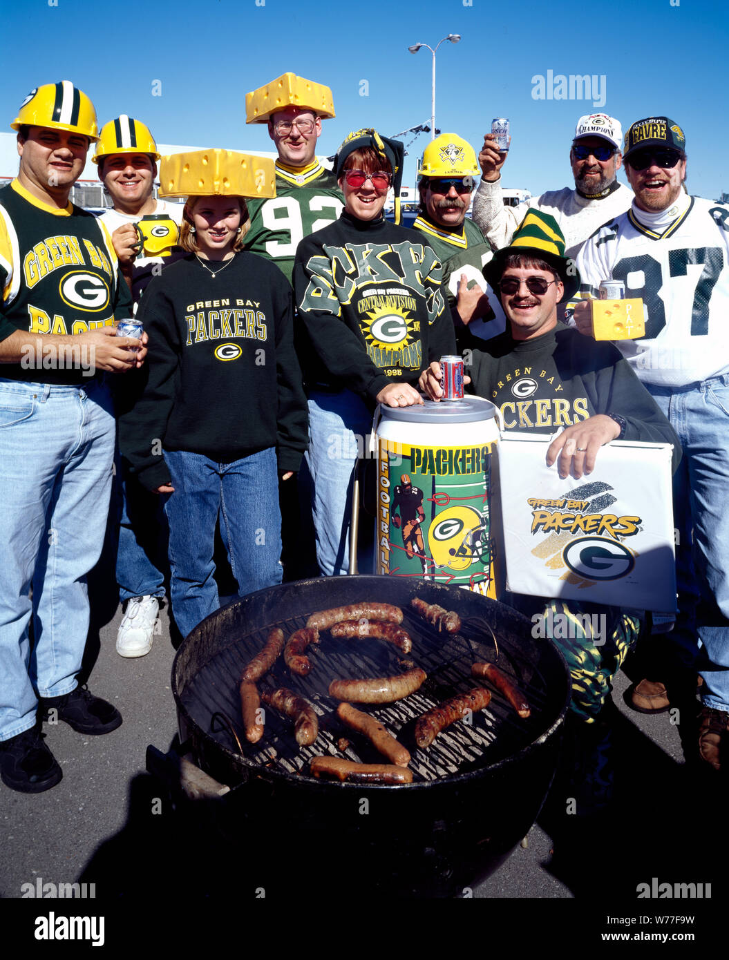 Cheesehead appassionati di Green Bay Packers football team escono a frotte con la loro testa ingranaggio e bratwursts a supporto del team di Green Bay, Wisconsin descrizione fisica: 1 trasparenza : color ; 4 x 5 in. o inferiore. Note: Foto Stock