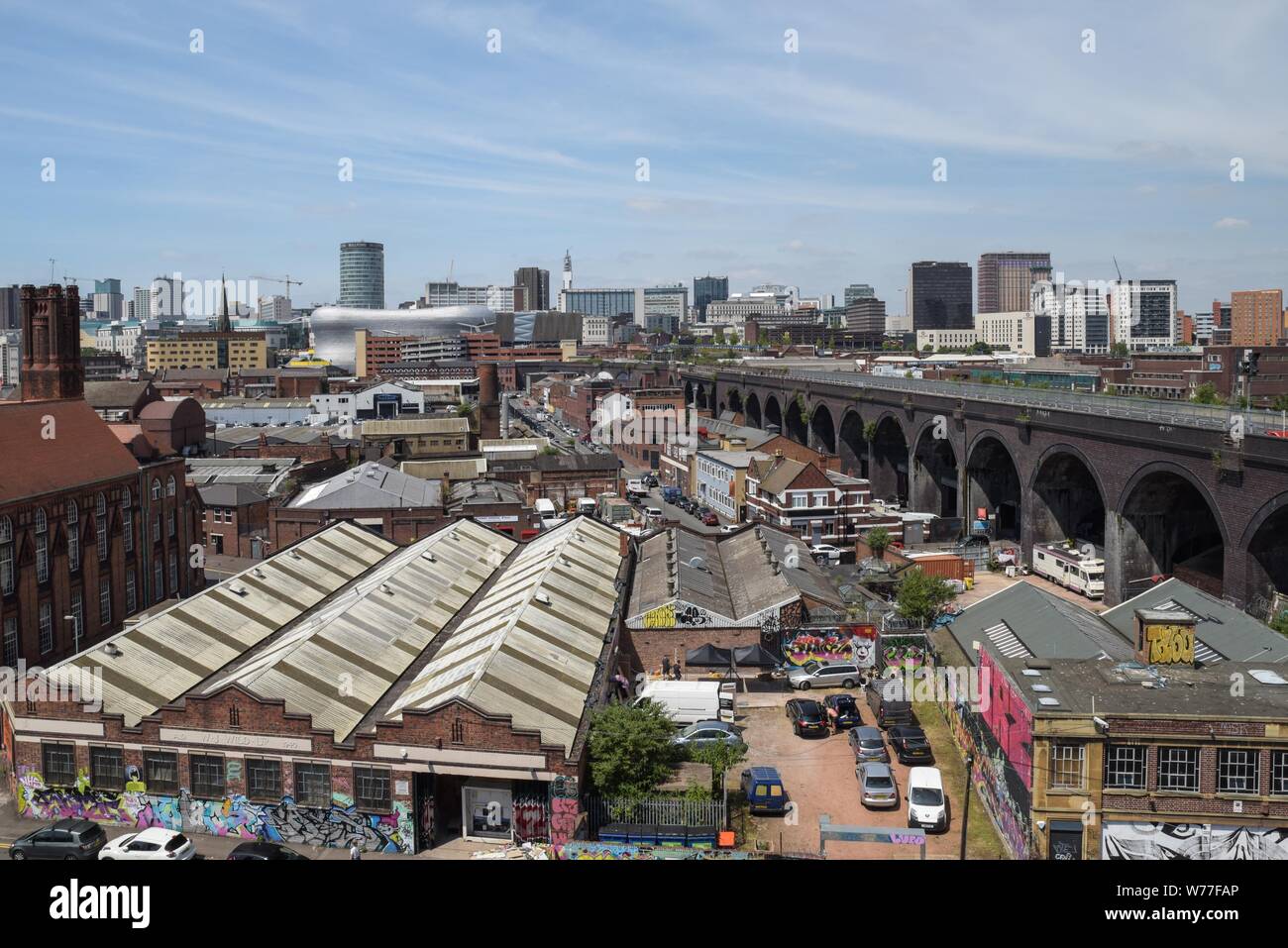 Birmingham, West Midlands, luglio 2019. Skyline del centro di Birmingham da Digbeth verso l'arena e la Rotonda. La linea ferroviaria sulla destra continua fino alla stazione di Moor Street, che sarà collegata alla HS2. Credito: Interrompi stampa Media/Alamy Live News Foto Stock