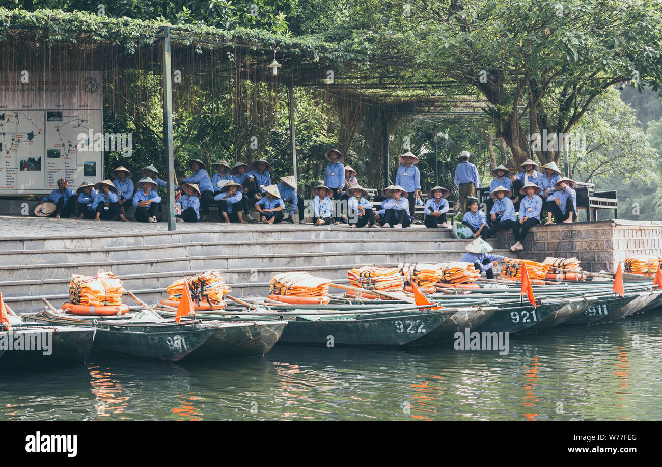 Ninh Binh, Vietnam - Maggio 2019: piccoli battellieri attesa per tour in barca ai clienti di Trang un parco della natura. Foto Stock