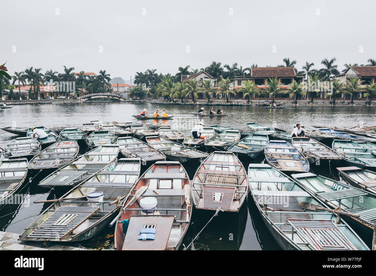 Ninh Binh, Vietnam - Maggio 2019: i turisti in una gita in barca a Trang una natura acqua-terra park Foto Stock