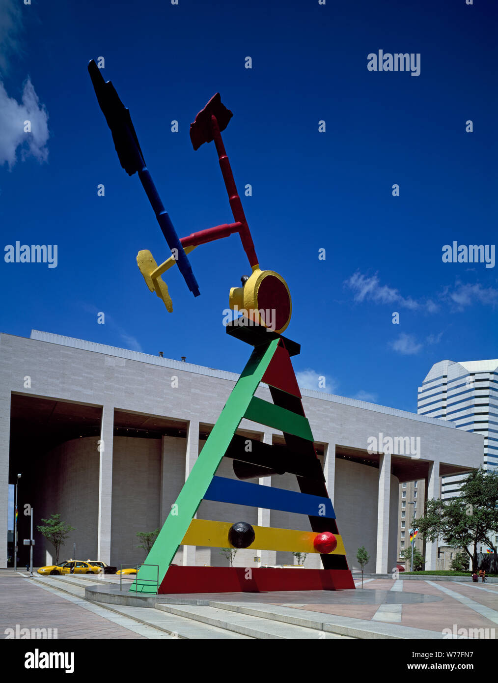 Personaggio e uccelli,; inglese: personaggio e uccelli, dall'surrealista spagnolo Joan Miró, sorge al di fuori di Chase Tower, Houston, Texas Foto Stock