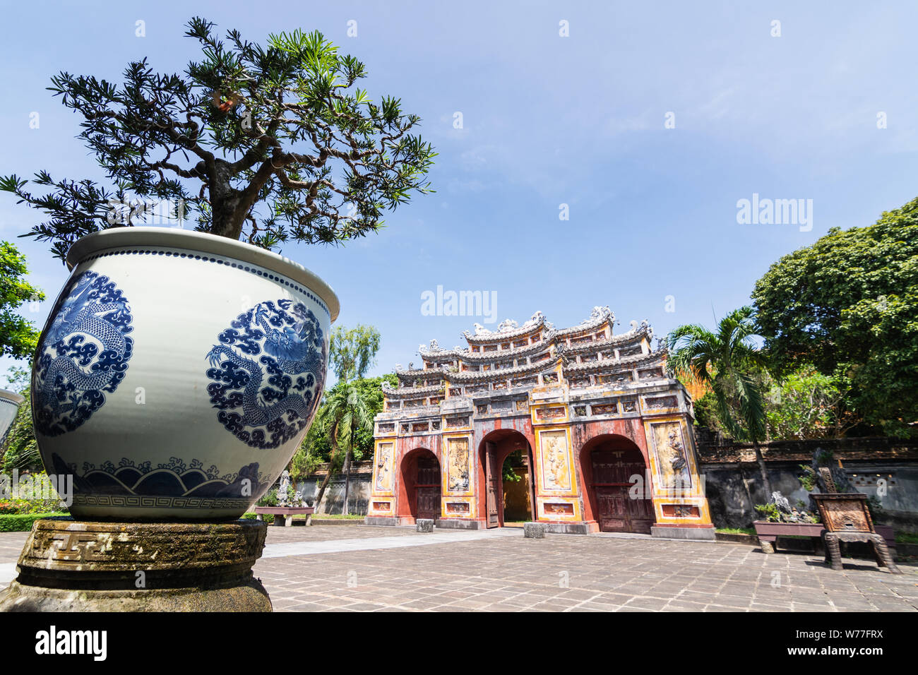 Hue, Vietnam - Giugno 2019: tradizionale vietnamita tempio cancello di ingresso all'interno viola vietato città imperiale complesso Foto Stock