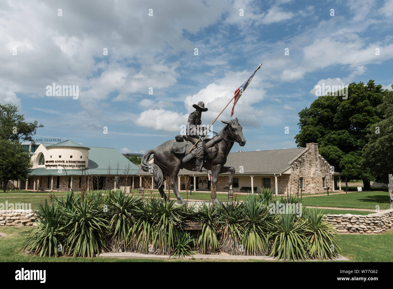 Texas Ranger, San Antonio artista Don Hunt scultura del XIX secolo ranger a cavallo all'ingresso del Texas Ranger Hall of Fame e Museo a Waco, Texas descrizione fisica: 1 Foto : Digital, file TIFF a colori. Note: titolo, data e parole chiave sulla base di informazioni fornite dal fotografo.; dono; la collina di Lyda Foundation; 2014; (DLC/PP-2014:054).; fa parte di: Lyda Hill Texas raccolta di fotografie in Carol M. Highsmith America del progetto in Carol M. Highsmith Archivio.; Foto Stock