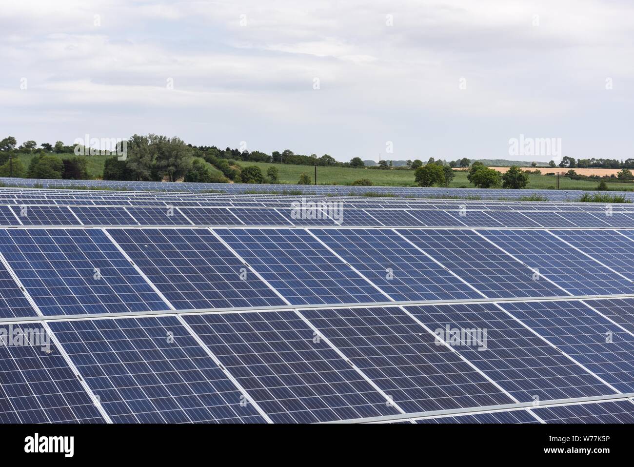 Stratford-upon-Avon, Warwickshire, luglio 2018. Un impianto solare vicino a Stratford-upon-Avon nel Warwickshire, Regno Unito. Credito: Interrompi stampa Media/Alamy Live News Foto Stock