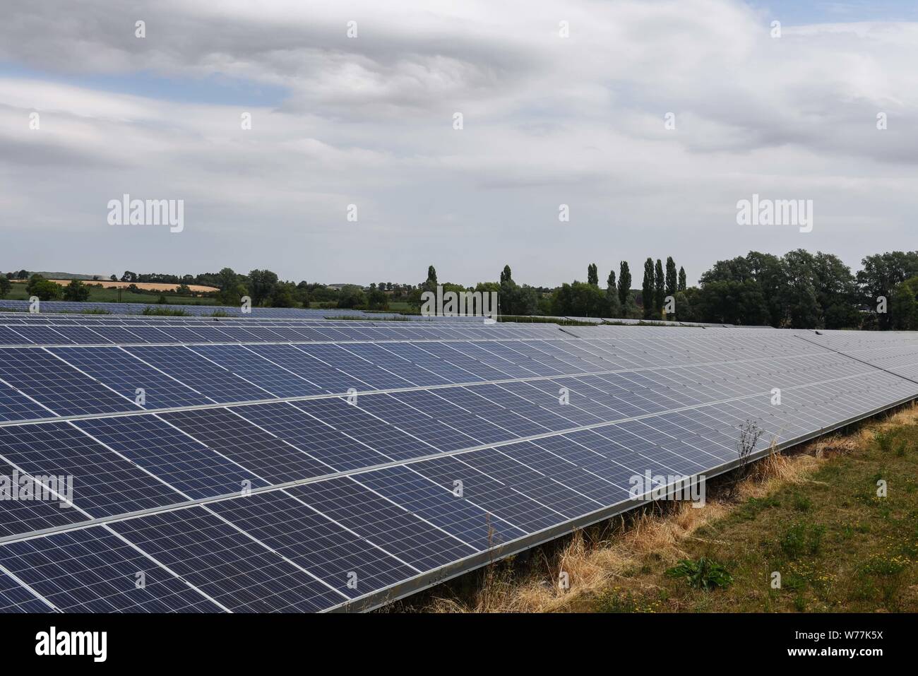 Stratford-upon-Avon, Warwickshire, luglio 2018. Un impianto solare vicino a Stratford-upon-Avon nel Warwickshire, Regno Unito. Credito: Interrompi stampa Media/Alamy Live News Foto Stock