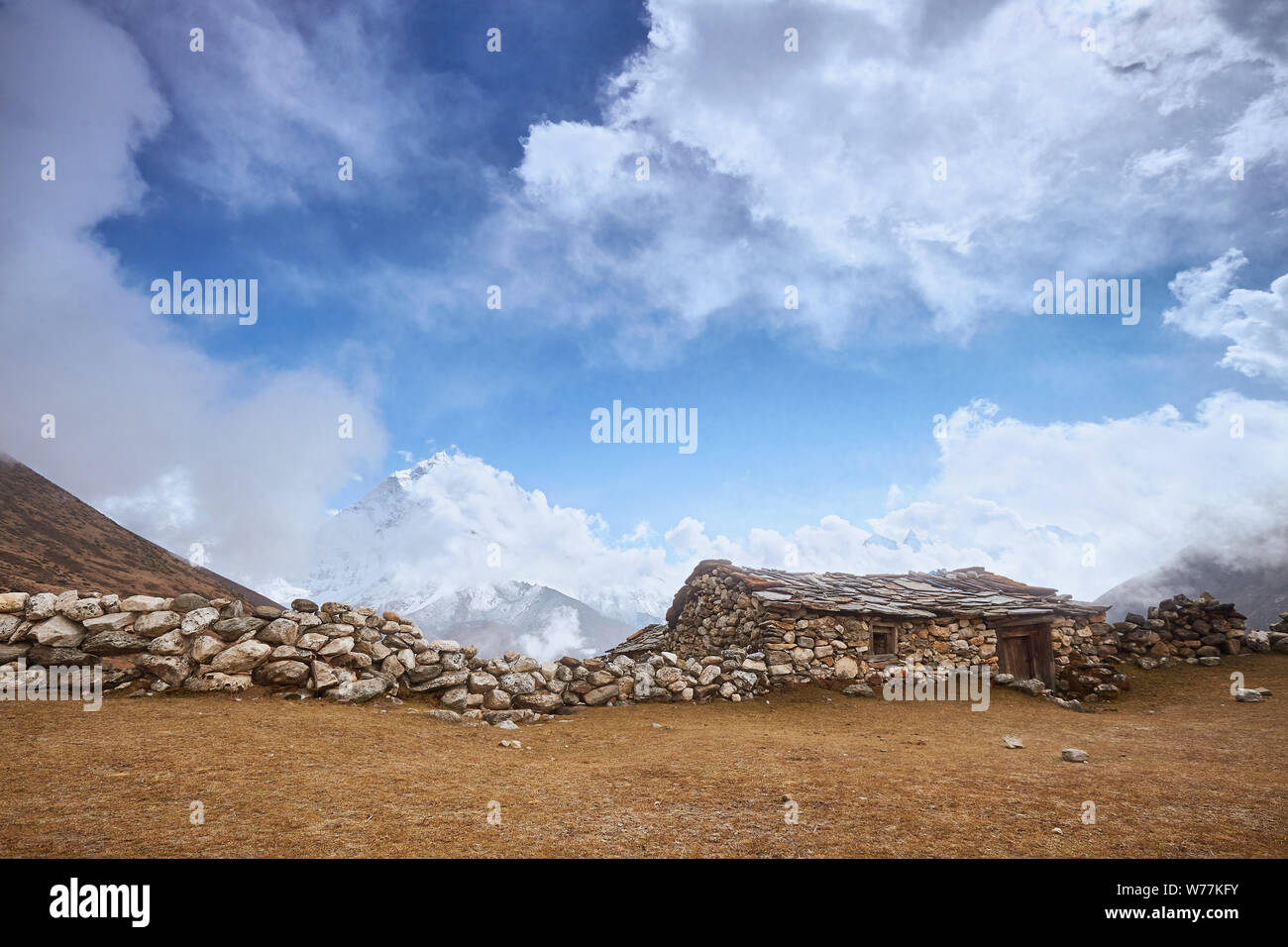 Una vista di Amphu Gyabjen e Ama Dablam picchi con la vecchia capanna di pietra, il campo base Everest trek, Nepal Foto Stock