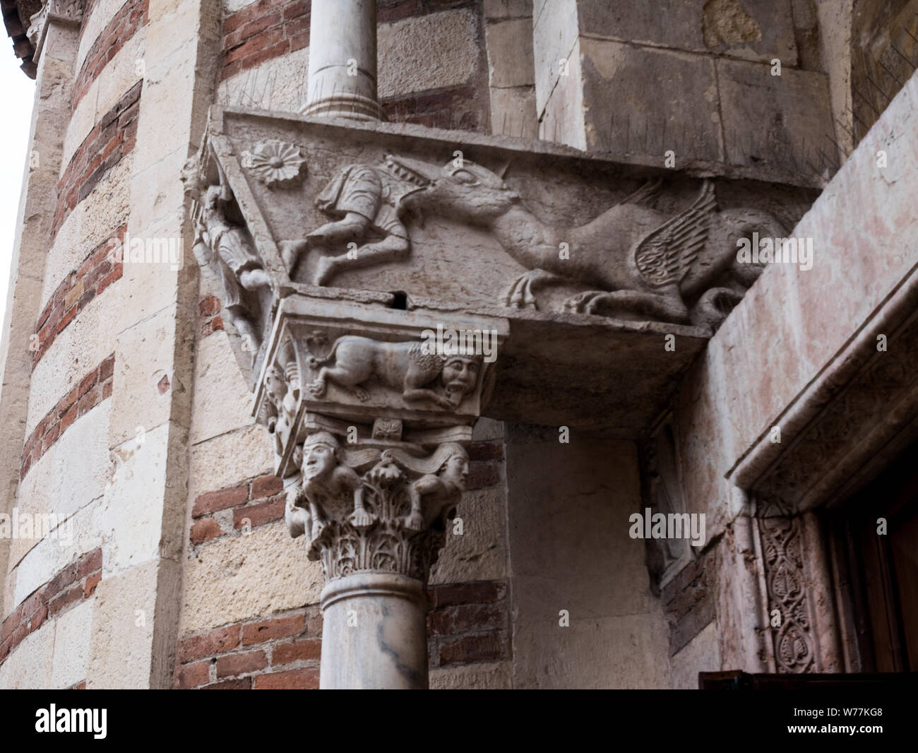 Dettagli di capitelli corinzi in Verona Foto Stock