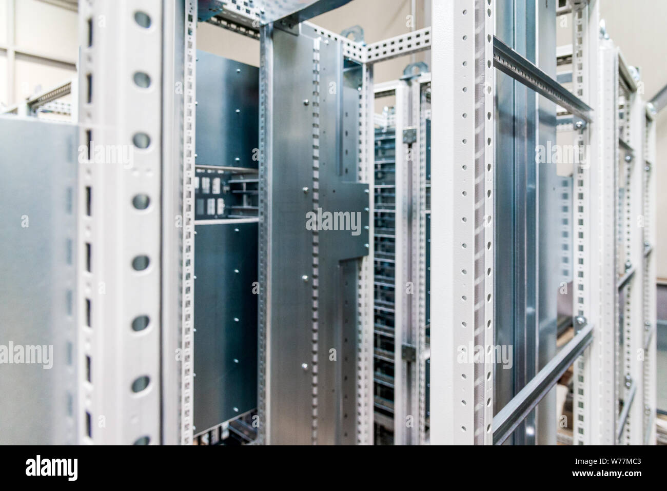 Contenitore industriale telaio per apparecchiature elettriche, ambiente di fabbrica Foto Stock