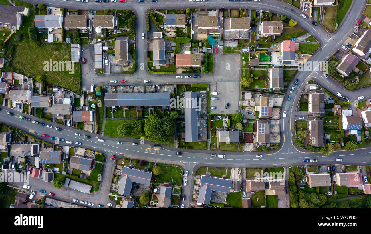 Top down vista aerea urbano di case e strade in una zona residenziale di una cittadina gallese Foto Stock