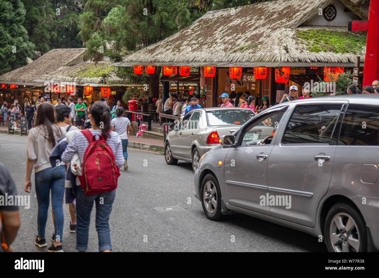 Nantou, Taiwan - 3 Agosto 2019: i turisti a piedi negozi intorno al mostro Xitou village di Nantou, Lugu, Taiwan Foto Stock