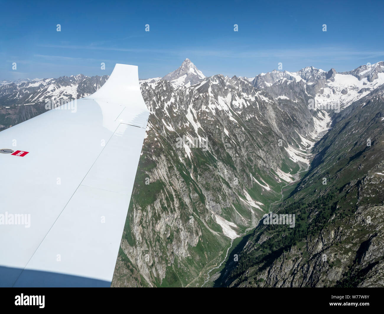 Volo di aeromobili di piccole dimensioni nelle alpi svizzere, viewover a forma di u valle glaciale, Svizzera. Foto Stock