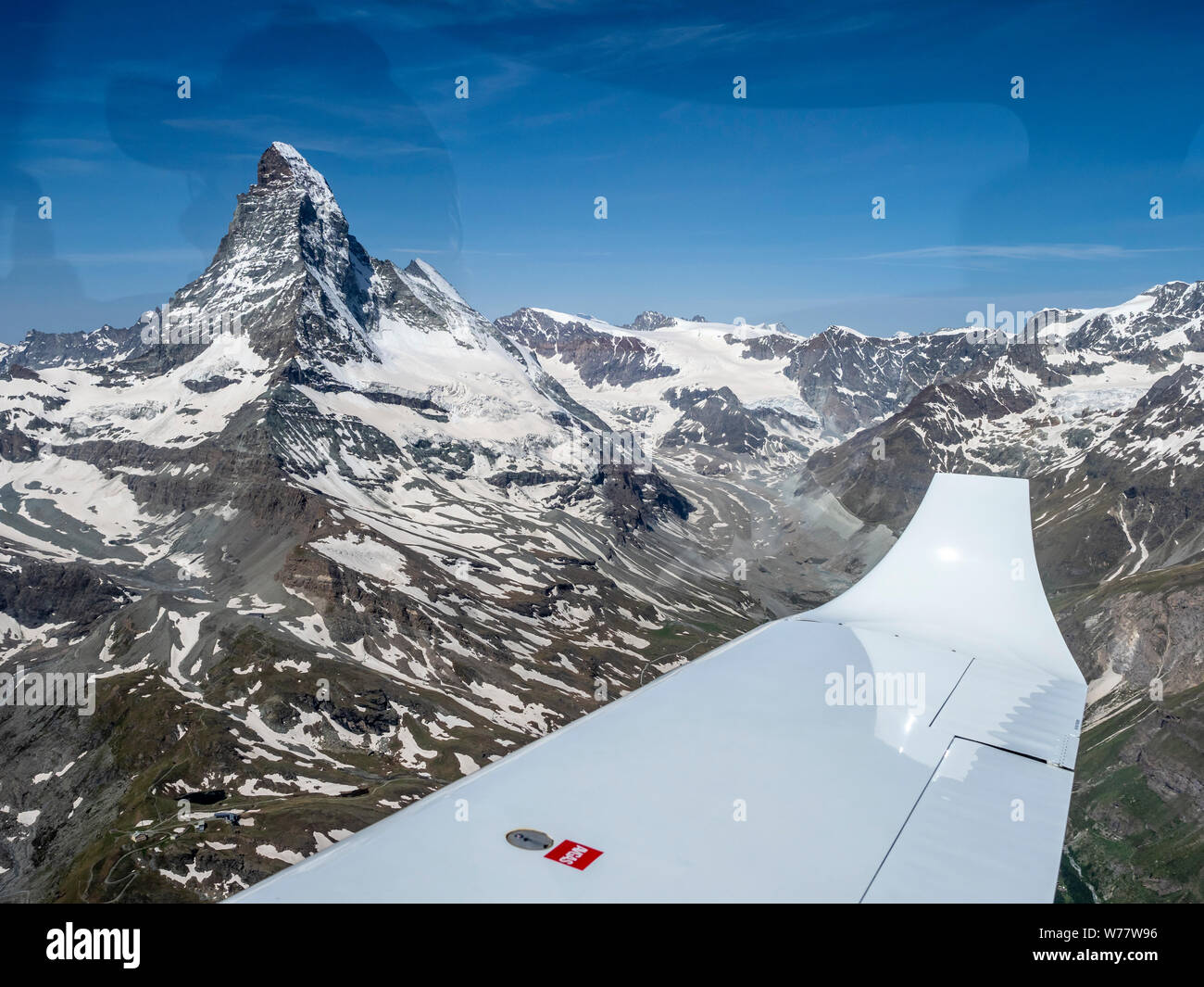 Volo di aeromobili di piccole dimensioni nelle alpi svizzere, vista verso la vetta del Cervino, Svizzera. Foto Stock