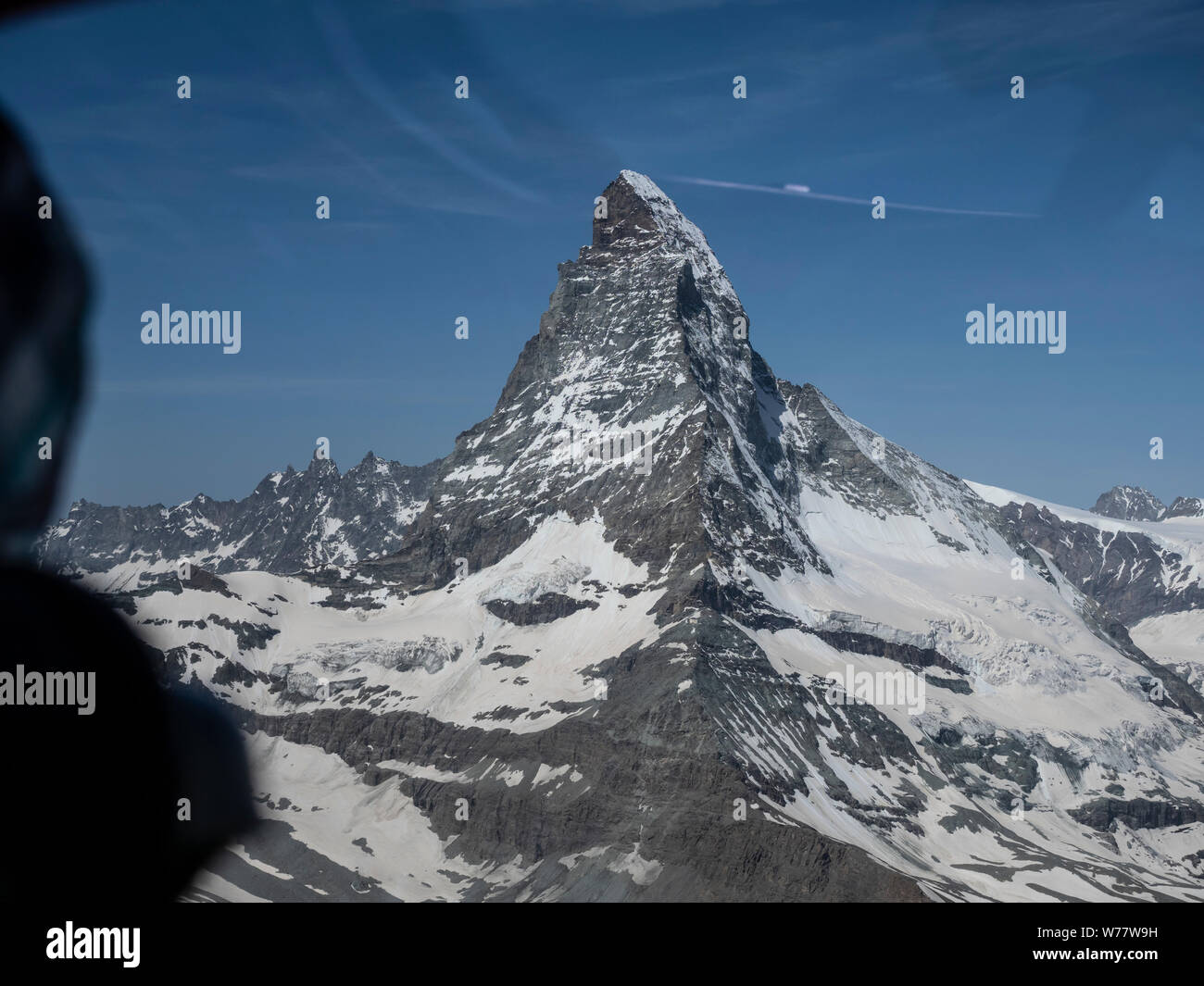 Volo di aeromobili di piccole dimensioni nelle alpi svizzere, vista verso la vetta del Cervino, Svizzera. Foto Stock