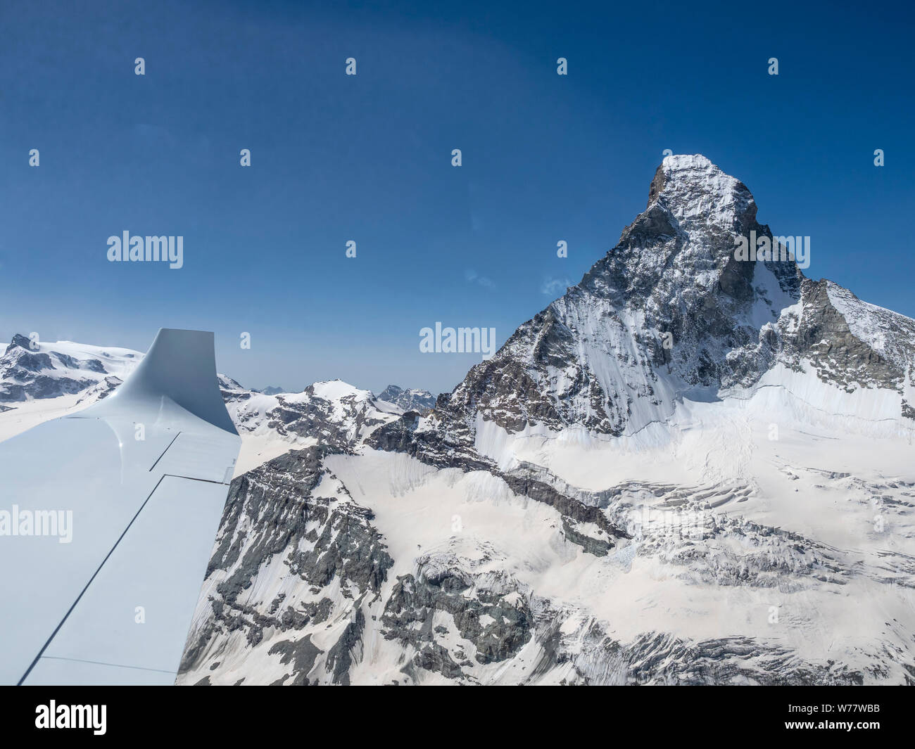 Volo di aeromobili di piccole dimensioni nelle alpi svizzere, vista verso la vetta del Cervino, Svizzera. Foto Stock