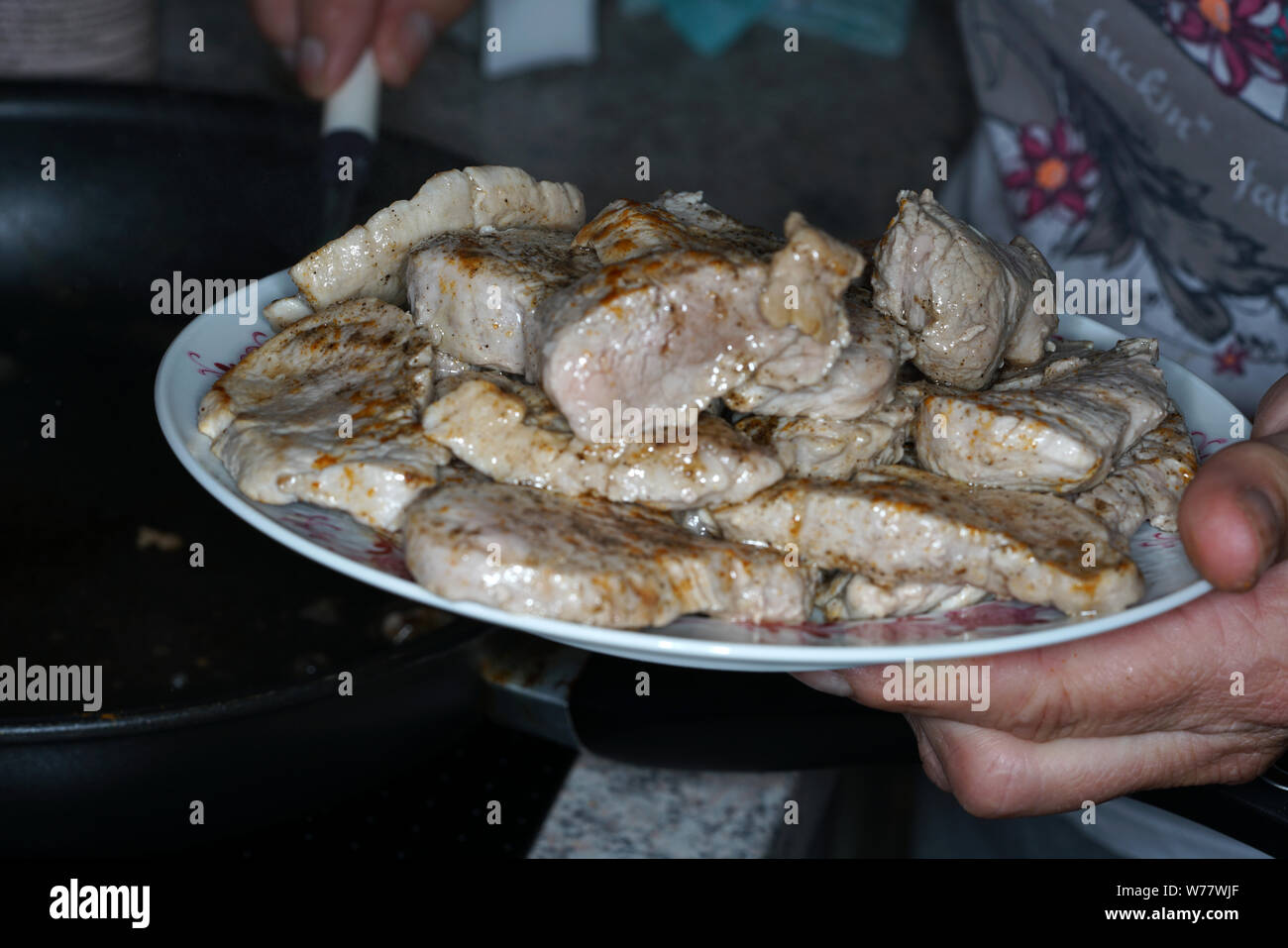 Medaglioni e sauted su entrambi i lati nella padella Tagliare il filetto di maiale come Foto Stock