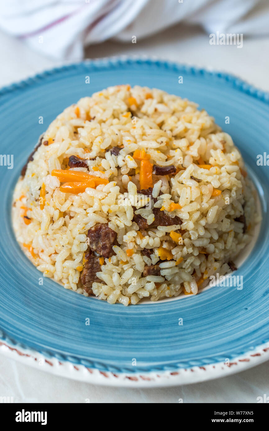 Uzbek Riso pilaf con carne, la carota e la cipolla / Pilav. I cibi tradizionali. Foto Stock