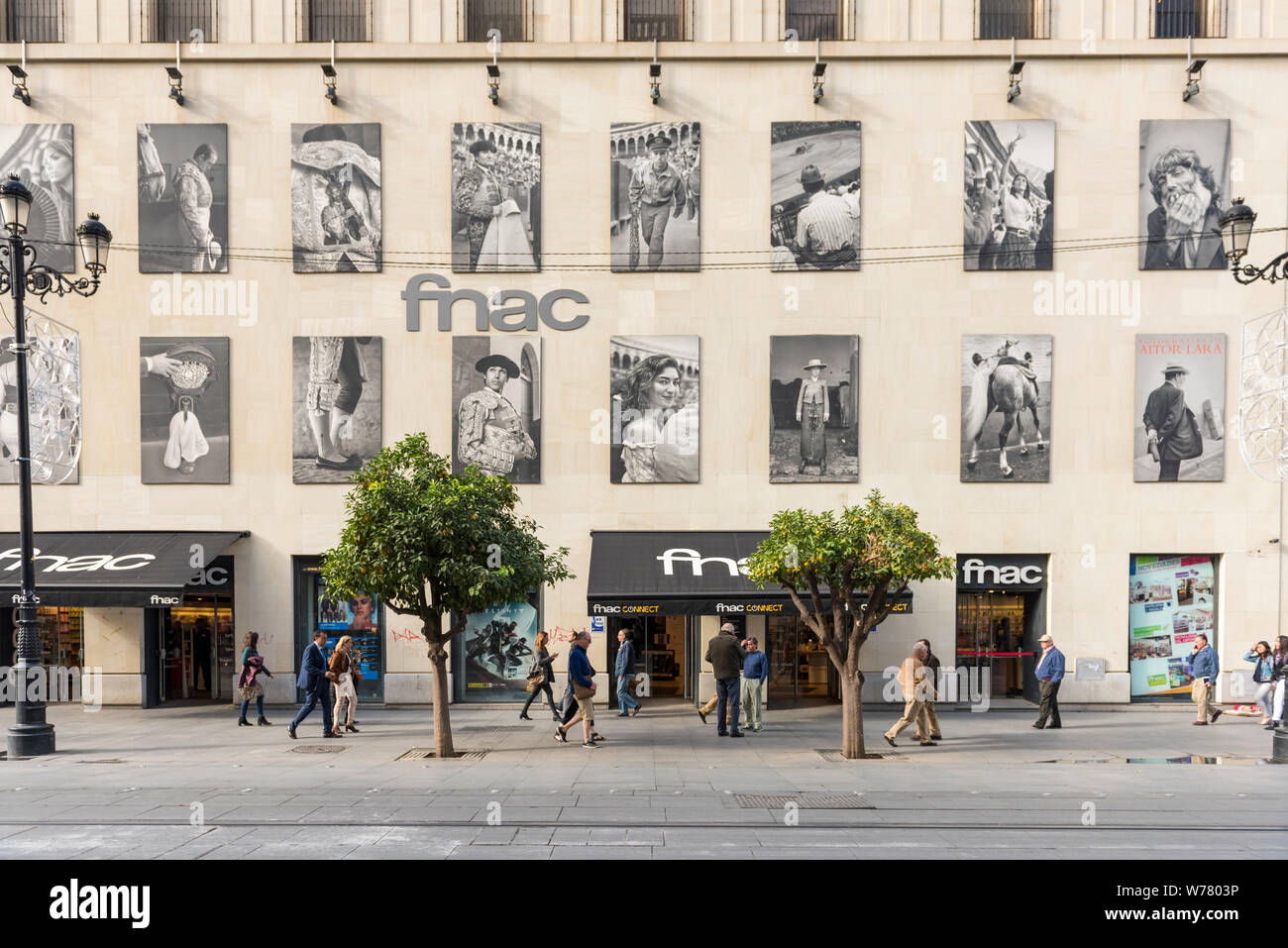 La FNAC di Siviglia Spagna con foto in bianco e nero sulla parete dell'edificio e negozio di fronte. Foto Stock