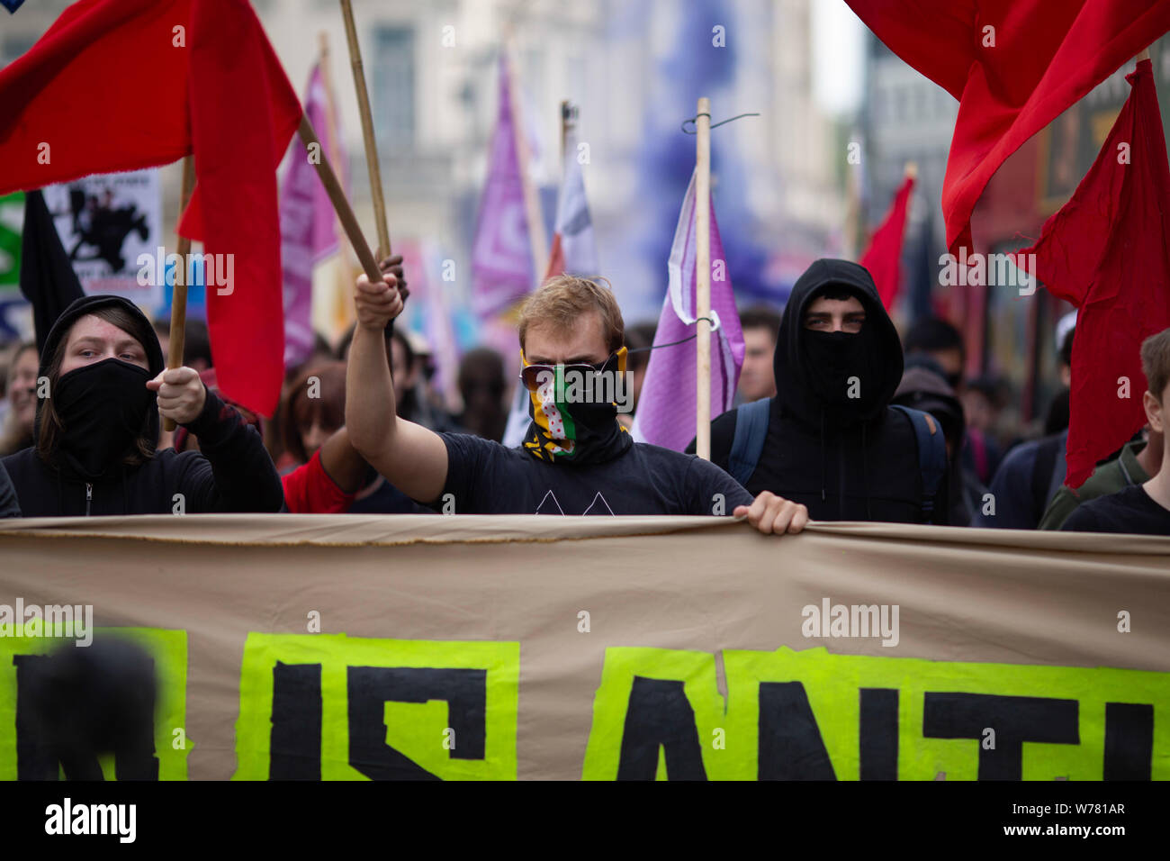 Un dimostratore Anti-Fascist tenere le bandiere e un banner durante il mese di marzo."libera Tommy' dimostranti sono scesi per le strade di Londra che chiedeva la liberazione del carcere di estrema destra Tommy attivista Robinson. Dimostranti Anti-Fascist contrastata la protesta, dichiarando che i sostenitori di Tommy Robinson 'ca non è marzo incontrastato'. Foto Stock