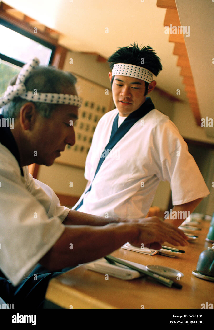 Due cuochi giapponesi la preparazione per la cena in un ristorante tradizionale. Foto Stock