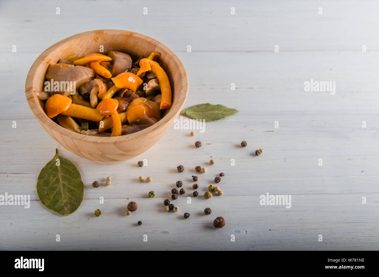 Decapare i funghi di utensili in legno su uno sfondo bianco Foto Stock