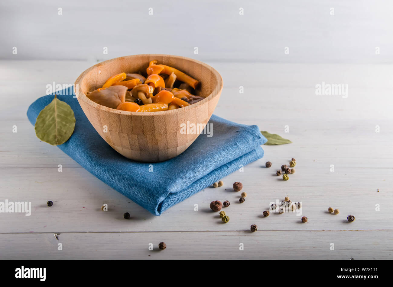 Decapare i funghi di utensili in legno su uno sfondo bianco Foto Stock