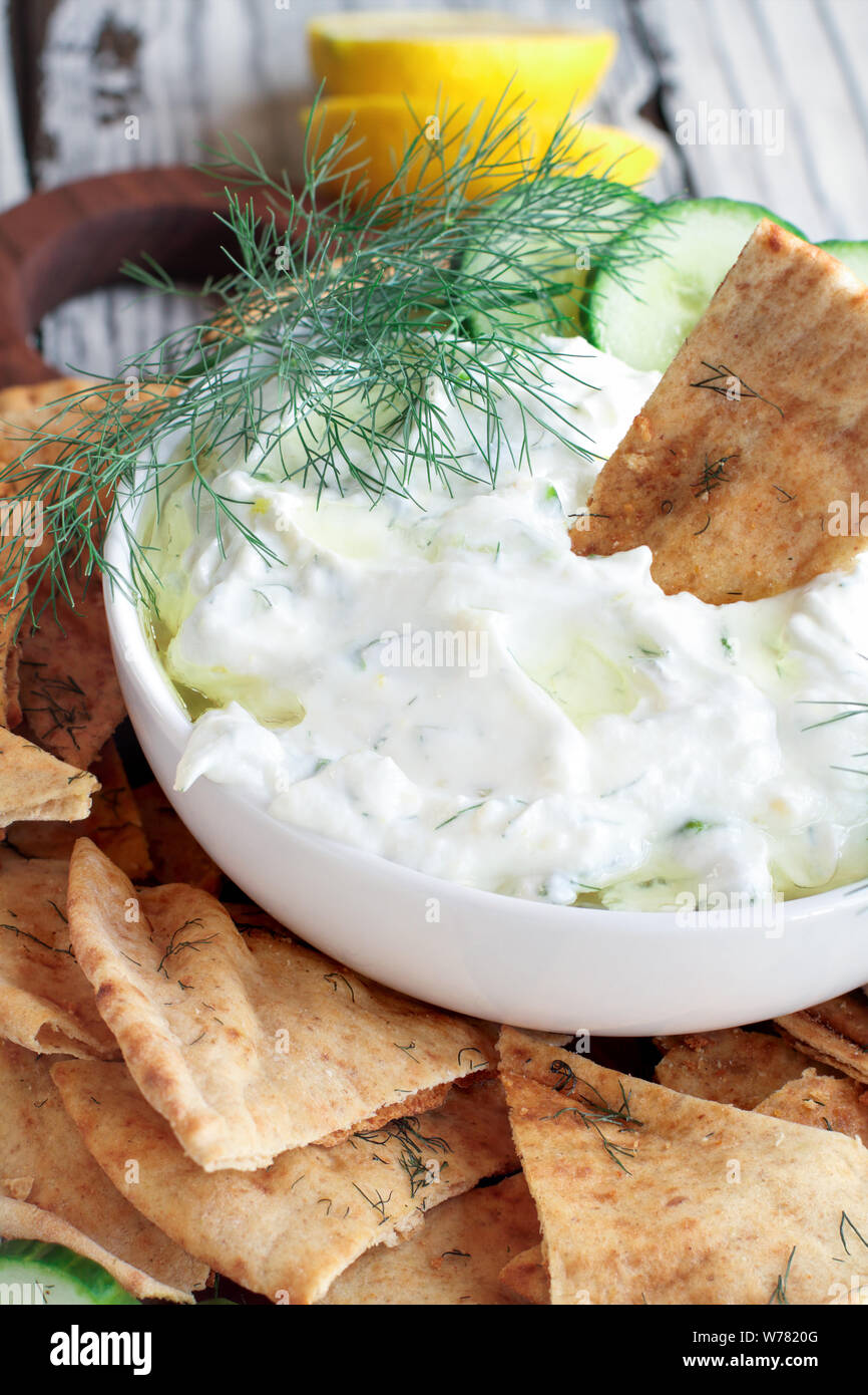 Tradizionale greco dip Tzatziki salsa fatta con il cetriolo di panna acida, yogurt greco, il succo di limone, olio di oliva e un fresco 1 ciuffo di aneto. Servita con t Foto Stock