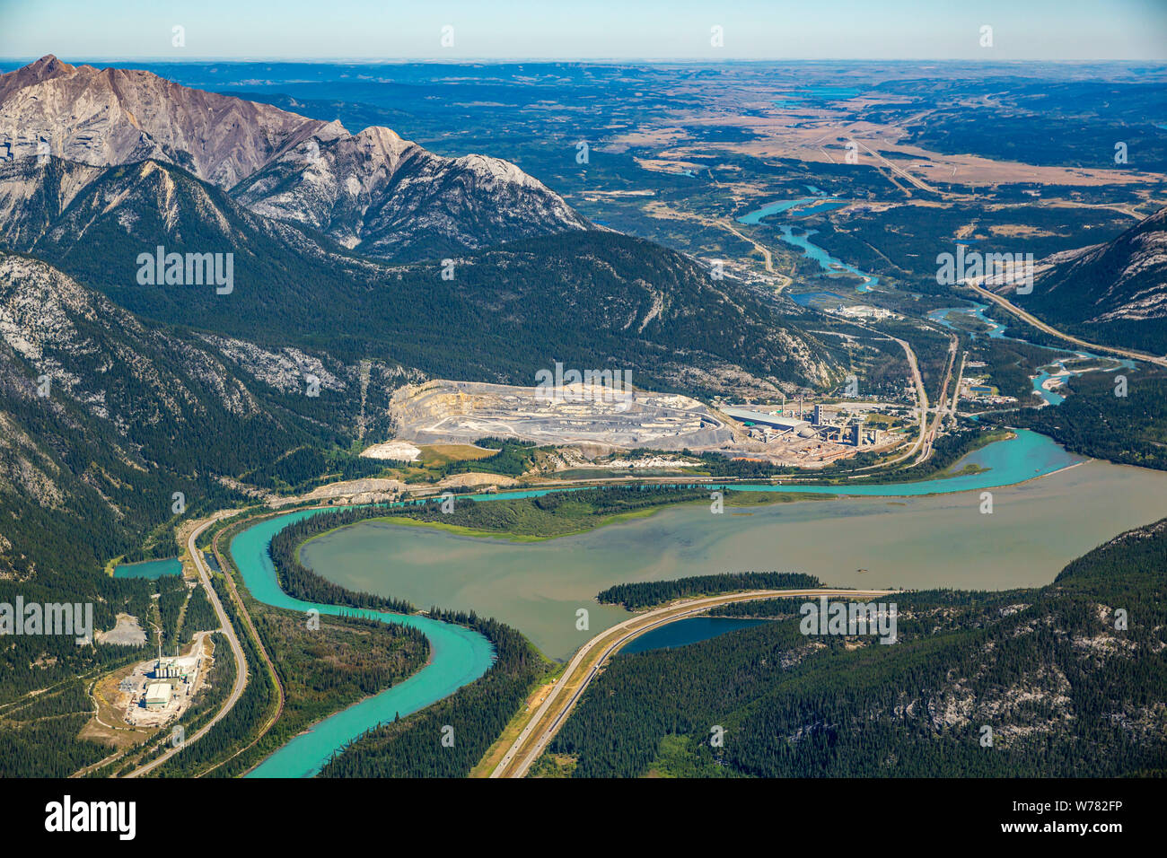 Corridoio di prua che mostra la Lafarge impianto di cemento a Exshaw Alberta. Foto Stock