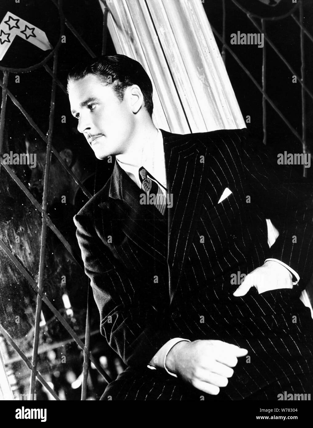 ERROL FLYNN, quattro una folla, 1938 Foto Stock