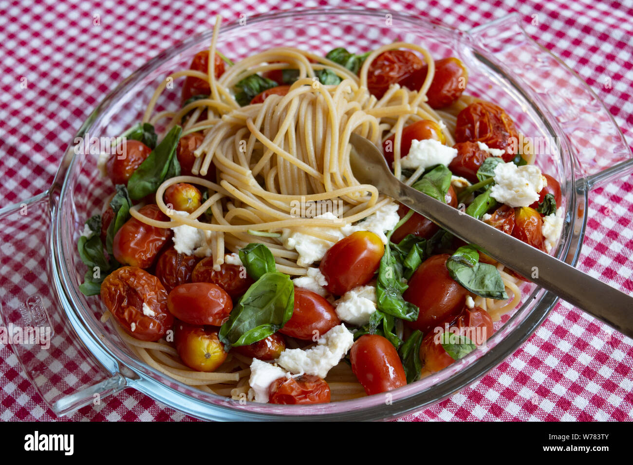 Pasta integrale con pomodorini e basilico e mozzarella Foto Stock